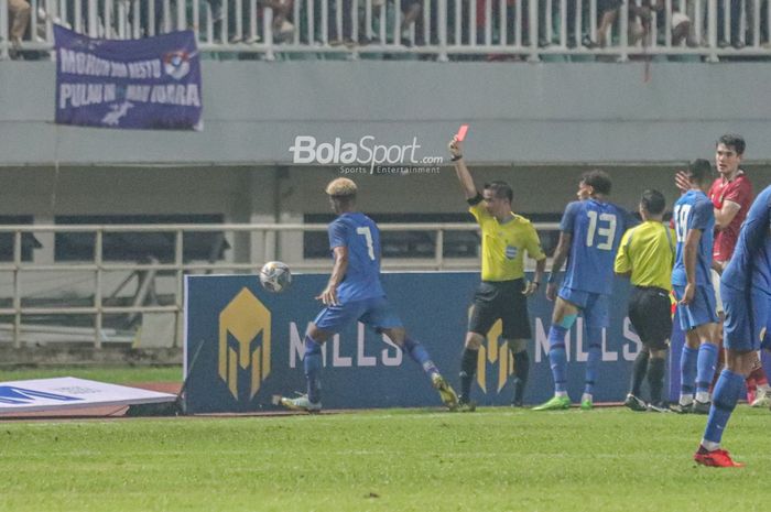 Momen pemain Curacao, Juninho Bacuna dikartu merah dan tendang bola ke arah penonton dalam laga lawan Timnas Indonesia di Stadion Pakansari, Bogor, Selasa (27/9/2022).