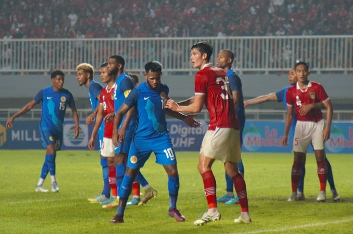 Elkan Baggott maju ke gawang lawan dalam upaya mencetak gol pada pertandingan FIFA Matchday antara Timnas Indonesia vs Curacao di Stadion Pakansari, Selasa (27/9/2022).