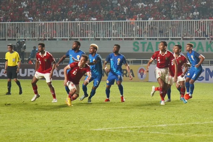 Para pemain Timnas Indonesia melakukan serangan dalam situasi tendangan bebas dalam laga FIFA Matchday melawan Curacao, Selasa (27/9/2022) di Stadion Pakansari.
