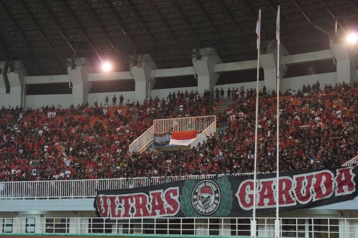 Suporter Timnas Indonesia di laga FIFA Matchday melawan Curacao meramaikan Stadion Pakansari, Selasa (27/9/2022).