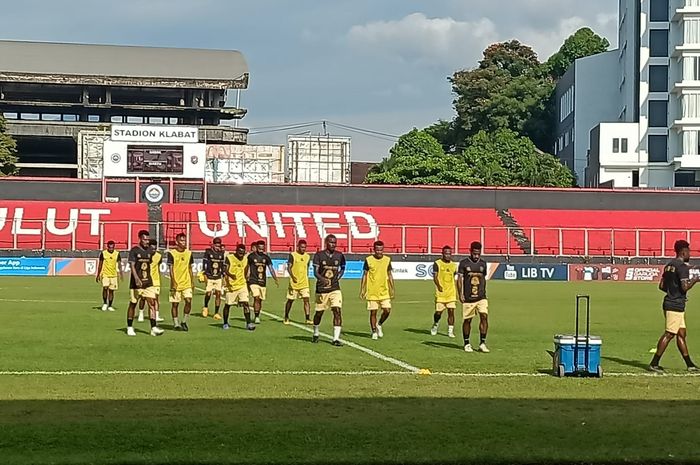Tim Persewar saat berlatih di Stadion Klabat, Manado, untuk menghadapi Sulut United di LIga 2.