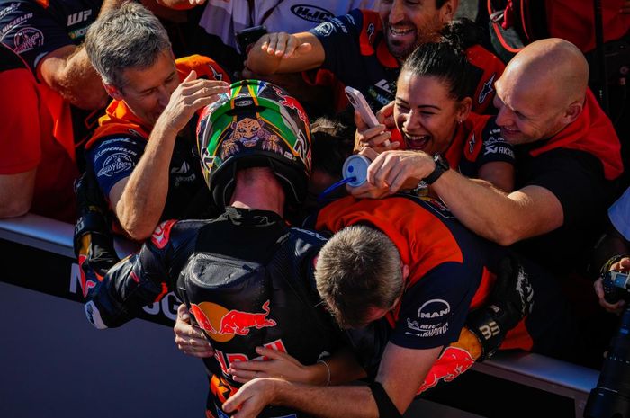 Kru Red Bull KTM menyambut Brad Binder setalah mengamankan podium kedua pada MotoGP Jepang 2022 (25/9/2022).