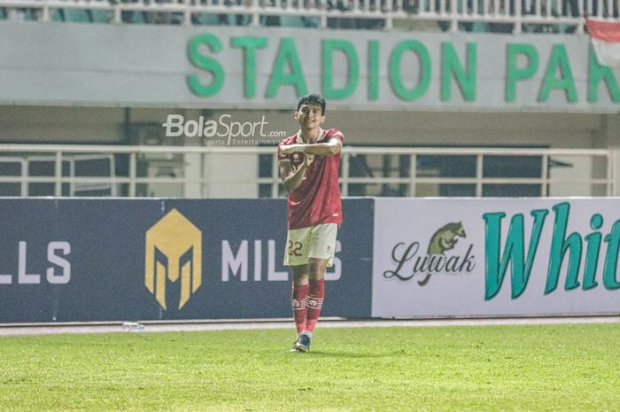 Pemain timnas Indonesia, Dendy Sulistyawan melakukan selebrasi usai mencetak gol ke gawang Curacao dalam laga di Stadion Pakansari, Bogor, Selasa (27/9/2022).