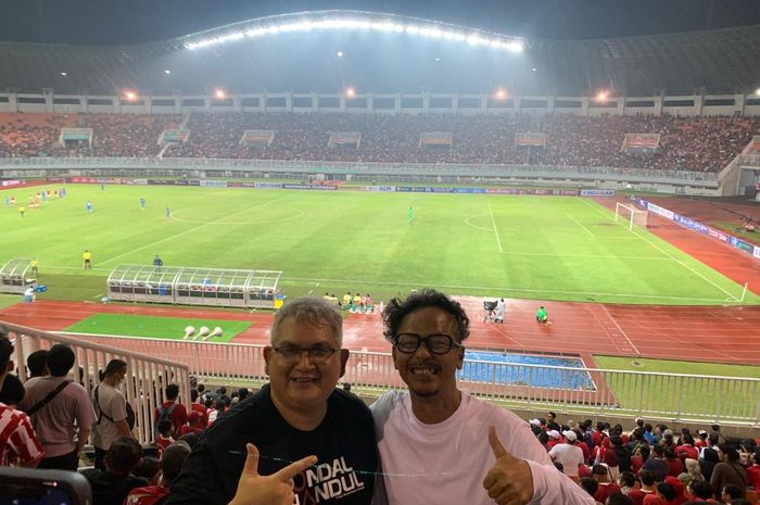 Pentolan suporter Persija (Bung Ferry) dan Persib Bandung (Herru Joko) nonton bareng laga timnas Indonesia vs Curacao di Stadion Pakansari, Selasa (27/9/2022)