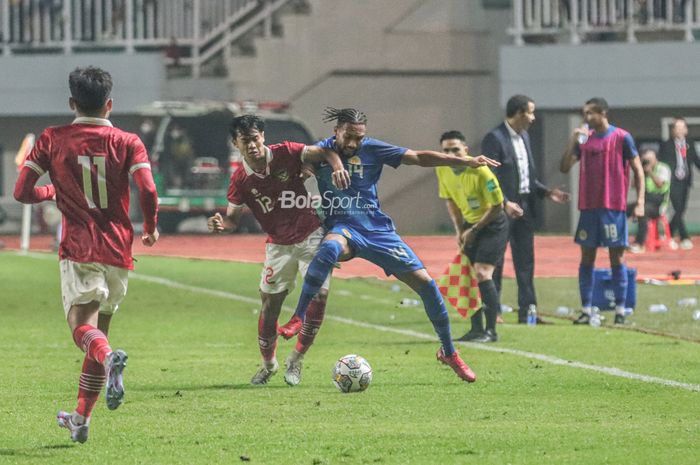 Bek sayap kiri timnas Indonesia, Pratama Arhan (kiri), sedang berebut bola dengan salah satu pemain timnas Curacao saat bertanding di Stadion Pakansari, Bogor, Jawa Barat, 27 September 2022.