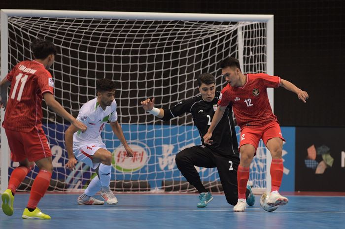 Aksi Pivot timnas futsal Indonesia, Samuel Eko saat melawan Iran di laga pembuka Piala Asia Futsal 2022
