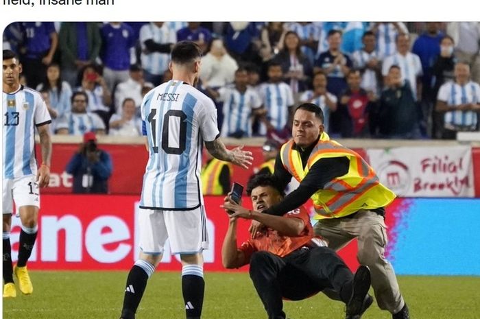 Lionel Messi bertemu seorang penyusup lapangan dalam laga uji coba Argentina vs Jamaika, Rabu (28/9/2022).