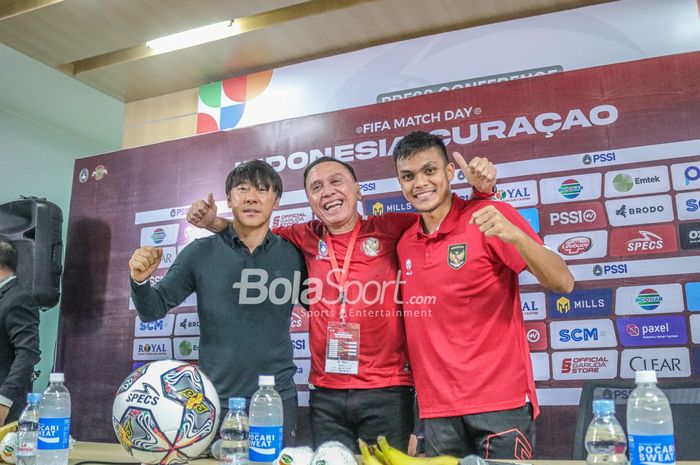 Ketua Umum PSSI, Mochamad Iriawan (tengah), nampak memeluk Shin Tae-yong (kiri) selaku pelatih timnas Indonesia dan pemainnya bernama Rachmat Irianto (kanan) di Stadion Pakansari, Bogor, Jawa Barat, 27 September 2022.