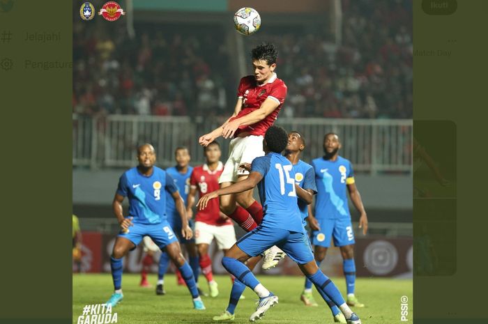 Sejumlah pemain Curacao hanya melongo saat bek Timnas Indonesia Elkan Baggott menyundul bola dalam FIFA Matchday di Stadion Pakansari, Bogor, Selasa (27/9/2022).