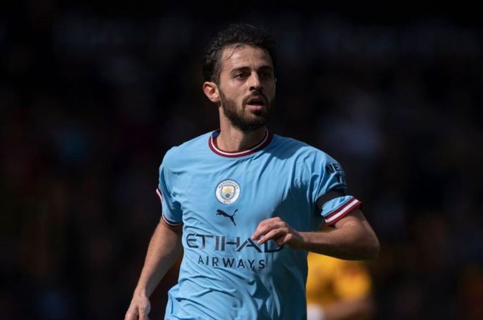 Paris Saint-Germain dan Barcelona siap bersaing demi mendapatkan Bernardo Silva dari Manchester City.  