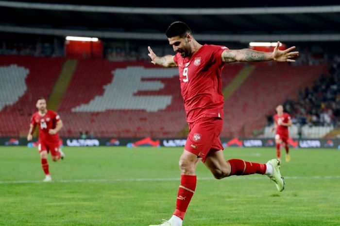 Aleksandar Mitrovic merayakan gol dalam pertandingan antara Serbia dan Swedia di UEFA Nations League, Minggu (25/9/2022).