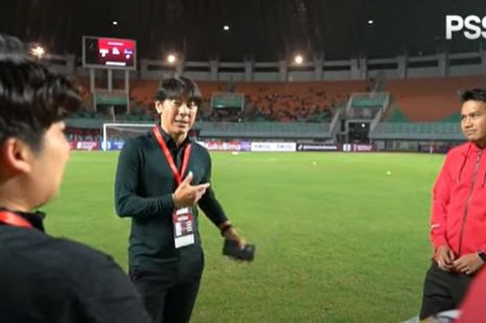 Momen unik terekam kamera saat Witan Sulaeman berdiskusi dengan Shin Tae-yong soal penggunaan kaki dominan sebelum laga melawan Curacao, Selasa (27/9/2022).