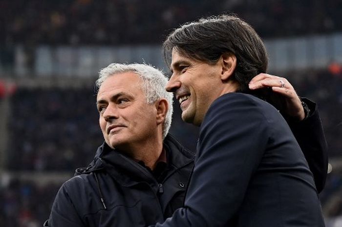 Jose Mourinho (kiri) bersama Simone Inzaghi dalam duel Liga Italia antara Inter Milan vs AS Roma di San Siro (23/4/2022).