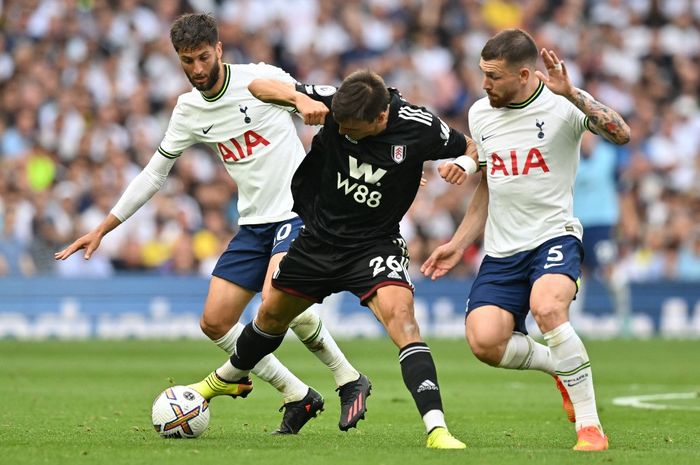 Momen Rodrigo Bentancur dan Emile Hojbjerg berduel dengan Joao Palhinha pada laga Tottenham Hotspur vs Fulham.
