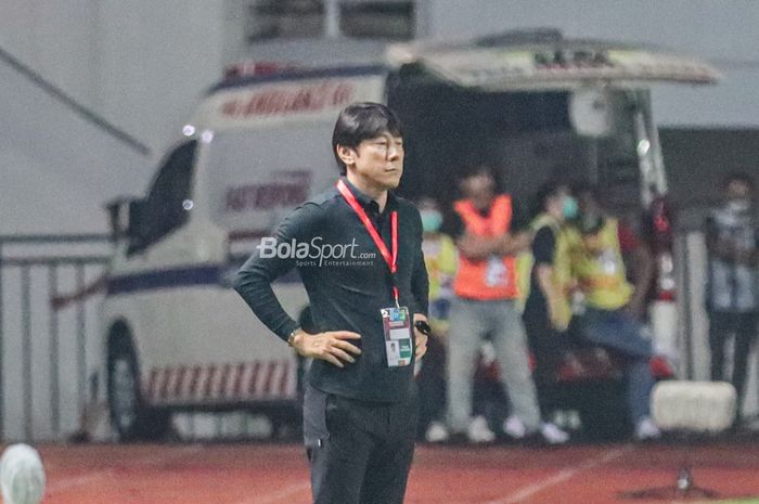Pelatih timnas Indonesia, Shin Tae-yong, nampak sedang memantau para pemainnya saat bertanding di Stadion Pakansari, Bogor, Jawa Barat, 27 September 2022.