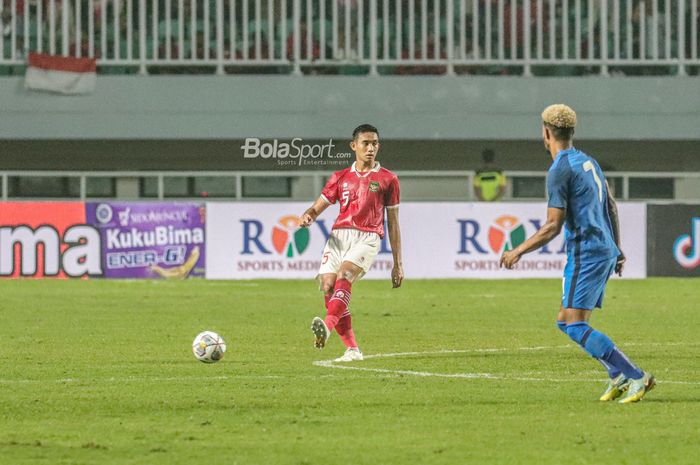 Bek timnas Indonesia, Rizky Ridho (kiri), sedang mengoper bola ketika bertanding di Stadion Pakansari, Bogor, Jawa Barat, 27 September 2022.