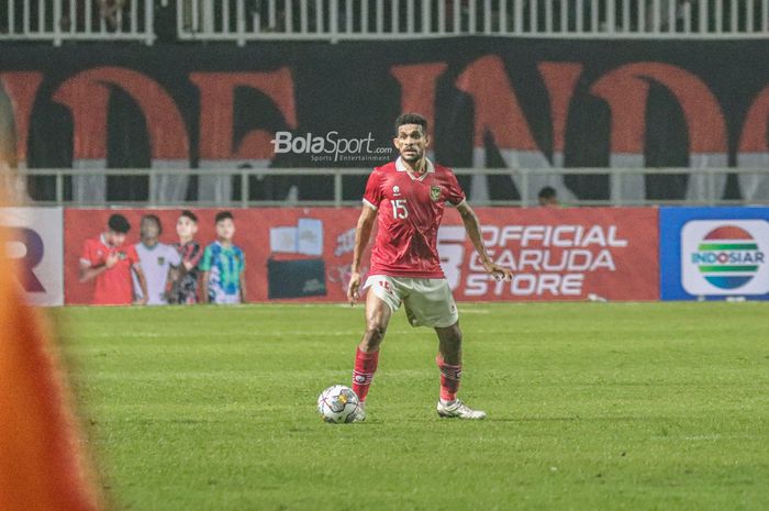 Gelandang timnas Indonesia, Ricky Kambuaya, sedang menguasai bola ketika bertanding di Stadion Pakansari, Bogor, Jawa Barat, 27 September 2022.