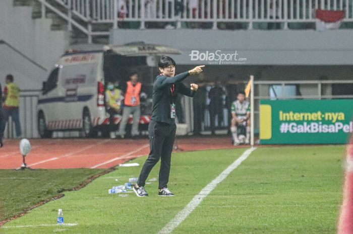 Pelatih timnas Indonesia, Shin Tae-yong, nampak sedang memberikan intruksi kepada para pemainnya saat bertanding di Stadion Pakansari, Bogor, Jawa Barat, 27 September 2022.