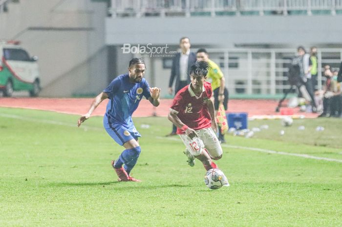 Bek sayap kiri timnas Indonesia, Pratama Arhan (kanan), sedang menguasai bola dan dibayangi salah satu pemain timnas Curacao saat bertanding di Stadion Pakansari, Bogor, Jawa Barat, 27 September 2022.