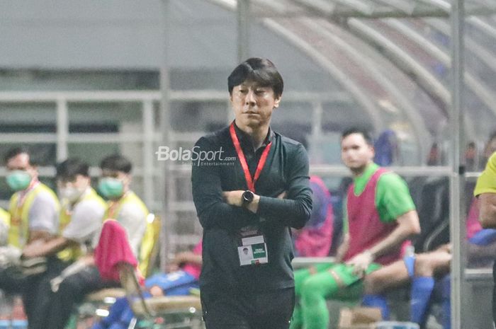 Pelatih timnas Indonesia, Shin Tae-yong, nampak sedang memantau para pemainnya saat bertanding di Stadion Pakansari, Bogor, Jawa Barat, 27 September 2022.