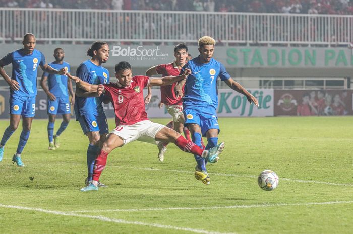Striker timnas Indonesia, Dimas Drajad (tengah), sedang berusaha menggapai bola dari lawan saat bertanding di Stadion Pakansari, Bogor, Jawa Barat, 27 September 2022.