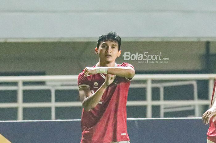 Penyerang timnas Indonesia, Dendy Sulistyawan, nampak melakukan selebrasi seusai mencetak gol saat bertanding di Stadion Pakansari, Bogor, Jawa Barat, 27 September 2022.