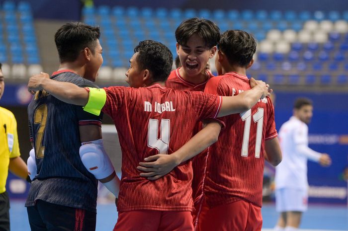 Selebrasi para pemain timnas futsal Indonesia saat menang telak atas Lebanon pada laga kedua Piala Asia Futsal 2022 di Saad Al Abdullah Hall, Kuwait City, Jumat (30/9/2022).