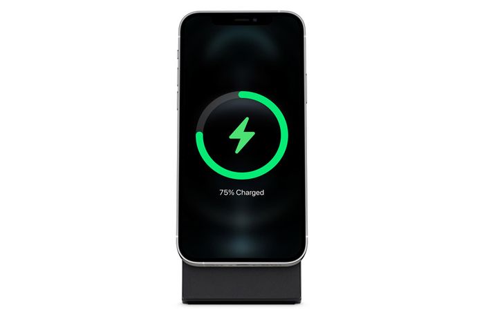 iPhone dengan Wireless Charger merek Native Union Rise Dock.
