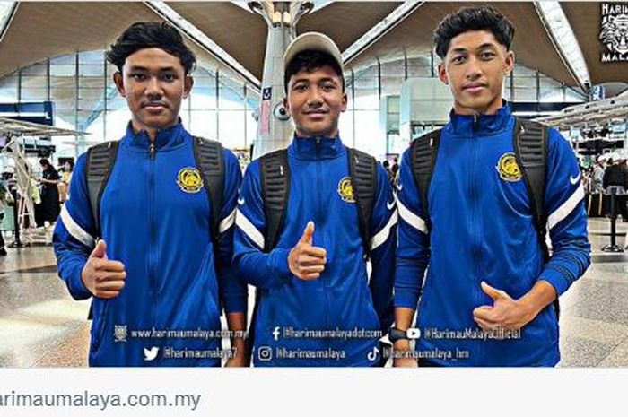 Kapten Timnas U-17 Malaysia, Muhammad Danish Darus (tengah), bersama dua rekannya bersiap menuju Indonesia untuk berlaga di Kualifikasi Piala Asia U-17 2023.