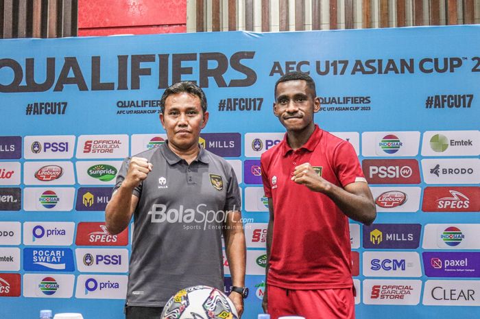 Pelatih timnas U-17 Indonesia, Bima Sakti (kiri), ditemani sang pemain bernama Iqbal Gwijangge (kanan) sedang berfoto bersama seusai jumpa pers nampak menghadiri sesi jumpa pers di Hotel Lorin, Bogor, Jawa Barat, 30 September 2022.