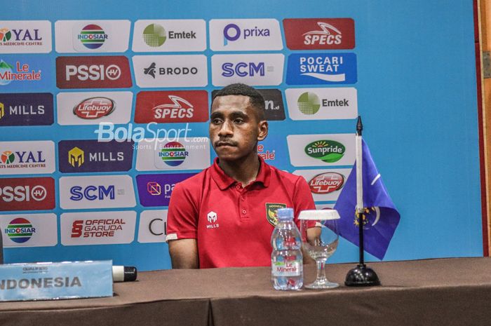 Pemain timnas U-17 Indonesia, Iqbal Gwijangge, nampak menghadiri sesi jumpa pers di Hotel Lorin, Bogor, Jawa Barat, 30 September 2022.