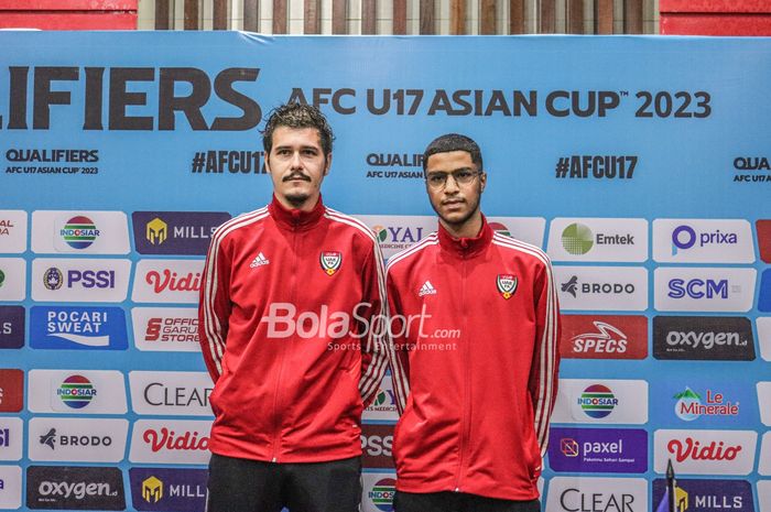 Pelatih timnas U-17 Uni Emirat Arab (UEA), Alberto Gonzalez (kiri), sedang berfoto bersama dengan sang pemain bernama Abdalla Ahmed (kanan) seusai jumpa pers di Hotel Lorin, Bogor, Jawa Barat, 30 September 2022.