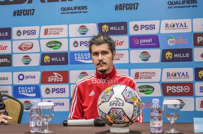 Pelatih timnas U-17 Uni Emirat Arab (UEA), Alberto Gonzalez, nampak menghadiri sesi jumpa pers di Hotel Lorin, Bogor, Jawa Barat, 30 September 2022.