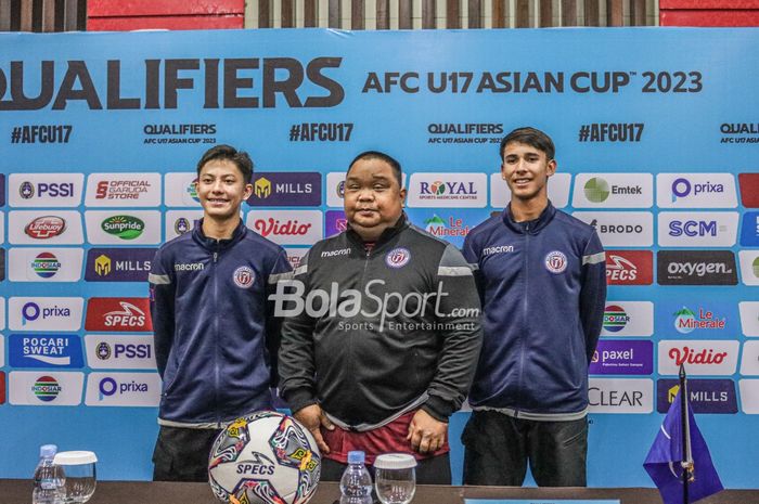 Pelatih timnas U-17 Guam, Samuel San Gil (tengah), sedang berfoto bersama dengan dua pemainnya yang salah satunya bernama Erwin Manibusan JR seusai jumpa pers di Hotel Lorin, Bogor, Jawa Barat, 30 September 2022.