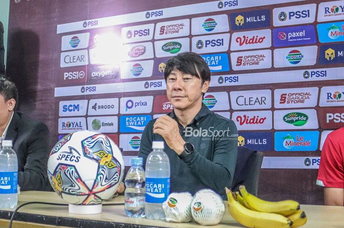 Pelatih timnas Indonesia, Shin Tae-yong, nampak hadir  dalam sesi jumpa pers dengan awak media di Stadion Pakansari, Bogor, Jawa Barat, 27 September 2022.