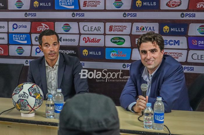 Manajer timnas Curacao, Wouter Wilhelm (kanan) ditemani sang pelatih bernama Remko Bicentini (kiri) saat memberikan keterangan kepada awak media di Stadion Pakansari, Bogor, Jawa Barat, 27 September 2022.