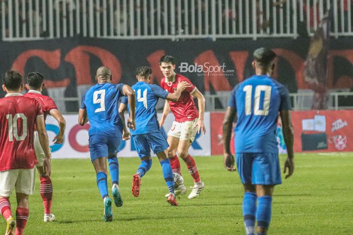 Bek timnas Indonesia, Elkan Baggott, sedang membayangi lawannya ketika bertanding di Stadion Pakansari, Bogor, Jawa Barat, 27 September 2022.