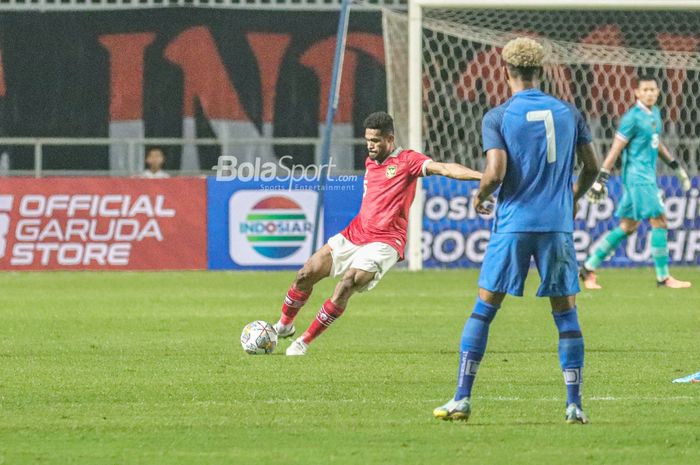 Gelandang timnas Indonesia, Ricky Kambuaya, nampak akan menendang bola ketika bertanding di Stadion Pakansari, Bogor, Jawa Barat, 27 September 2022.