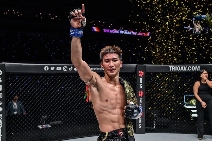 Tawanchai PK.Saenchai menjadi juara baru Muay Thai kelas bulu ONE Championship setelah mengalahkan Petchmorakot Petchyindee di ONE 161, Kamis (29/9/2022) di Singapore Indoor Stadium.