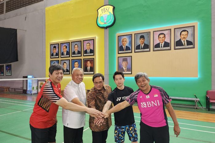 Ketua Umum PBSI, Agung Firman Sampurna (tengah) menyatakan bahwa masalah antara pemain ganda putra, Kevin Sanjaya Sukamuljo (dua dari kiri), dan pelatih, Herry Iman Pierngadi (paling kiri), telah selesai.
