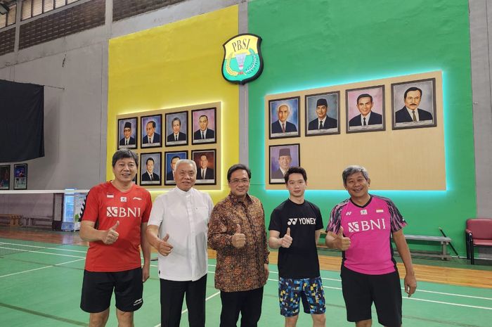 Pemain ganda putra Indonesia, Kevin Sanjaya Sukamuljo, telah melakukan pertemuan dengan para pelatihnya, Herry Iman Perngadi dan Aryono Miranat serta pengurus pusat PBSI di Pelatnas Cipayung, Jakarta Timur, Jumat (30/9/2022)