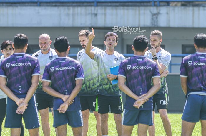 Pelatih Persib Bandung, Luis Milla, nampak sedang memberikan intruksi kepada para pemainnya saat berlatih di Stadion Gelora Bandung Lautan Api, Jawa Barat, 1 Oktober 2022.