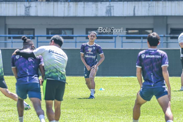 Gelandang Persib Bandung, Beckham Putra Nugraha, sedang melakukan pemanasan saat berlatih di Stadion Gelora Bandung Lautan Api, Jawa Barat, 1 Oktober 2022.