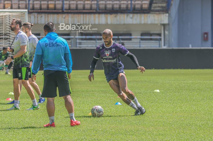 Striker Persib Bandung, David da Silva, sedang menguasai bola ketika berlatih di Stadion Gelora Bandung Lautan Api, Jawa Barat, 1 Oktober 2022.