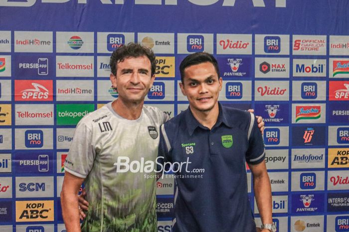 Pelatih Persib Bandung, Luis Milla (kiri), sedang berfoto bersama dengan pemainnya bernama Rachmat Irianto (kanan) seusai jumpa pers  di Graha Persib, Bandung, Jawa Barat, 1 Oktober 2022.