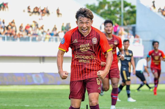 Pemain RANS Nusantara FC, Mitsuru Maruoka saat melakukan selebrasi setelah mencetak gol ke gawang Dewa United dalam laga pekan ke-11 Liga 1 2022-2023 di Stadion Indomilk Arena, Tangerang, Sabtu (1/10/2022).