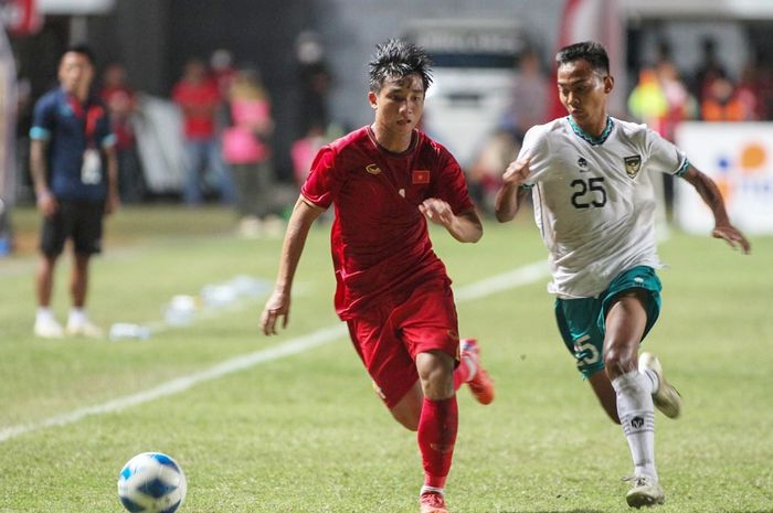 Pemain Vietnam bersaing dengan Indonesia di Piala AFF U-16 2022. Kini, kedua tim yang berubah menjadi timnas U-17 tampil di Kualifikasi Piala Asia U-17 2023.