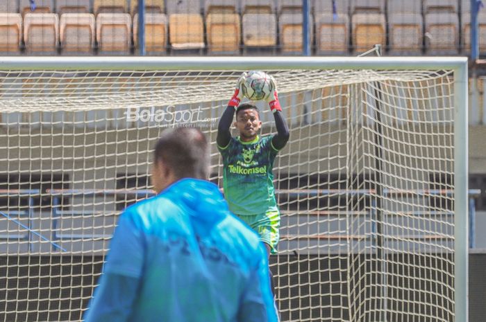 Kiper Persib Bandung, Teja Paku Alam, sedang menangkap bola saat berlatih di Stadion Gelora Bandung Lautan Api, Jawa Barat, 1 Oktober 2022.