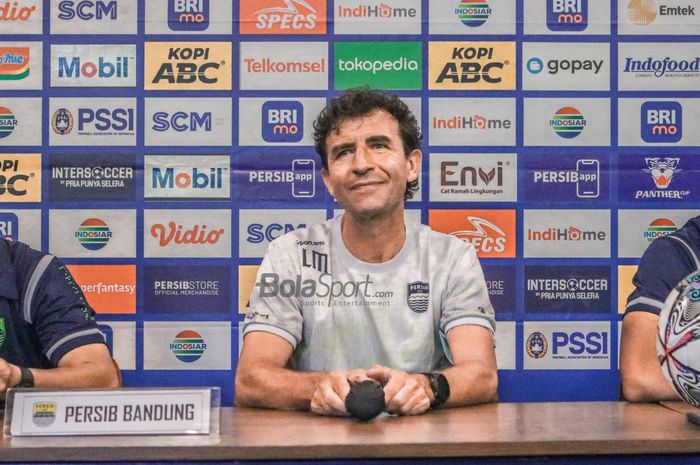 Pelatih Persib Bandung, Luis Milla, nampak  sumringah saat sedang melakukan sesi jumpa pers di Graha Persib, Bandung, Jawa Barat, 1 Oktober 2022.