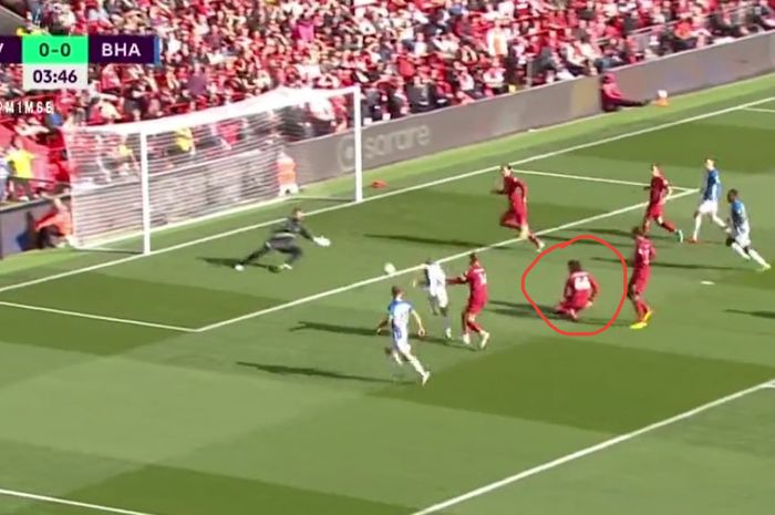 Trent Alexander-Arnold (66) tak berdaya setelah terjatuh sendiri dalam proses gol pertama Leandro Trossard di laga Liverpool vs Brighton (1/10/2022).